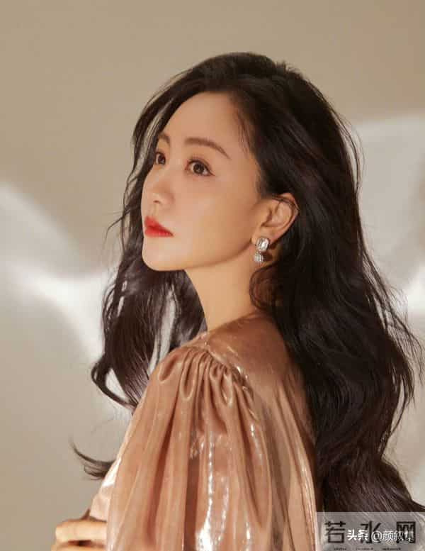 杨蓉这鎏金长裙造型，美到挪不开眼！