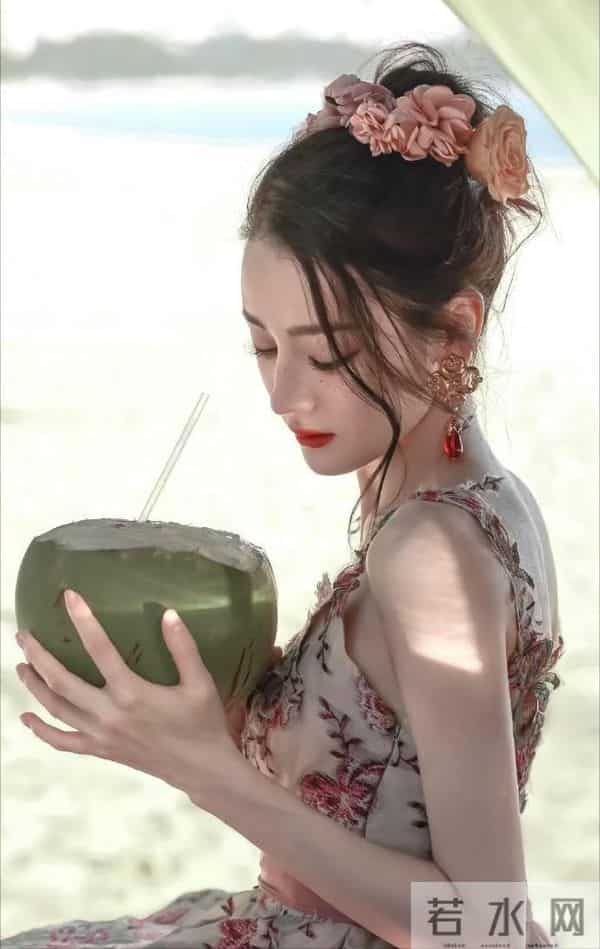 迪丽热巴这张拿椰子的照片,把我看饿了…不对,是看美了!