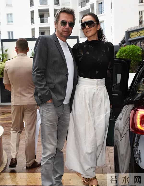 59岁巩俐在北京公园,长了皱纹头发凌乱,喝老酸奶吃糖葫芦接地气