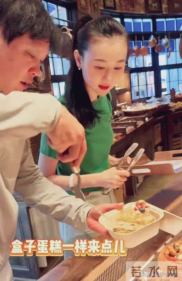 羡慕不来？范志毅娶小17岁高个女神，逛街画风却成“爸爸和女儿”