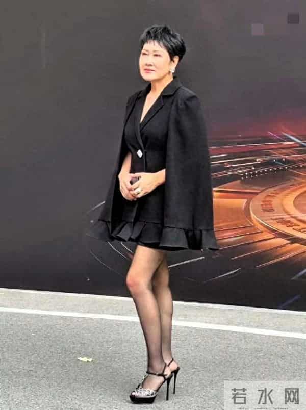 张凯丽回应63岁穿黑丝：丝袜一直有穿，年龄阻挡不了追求美的脚步