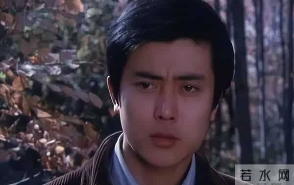 他曾是北影厂第一美男，退居幕后20年担任制片人，如今老的不敢认