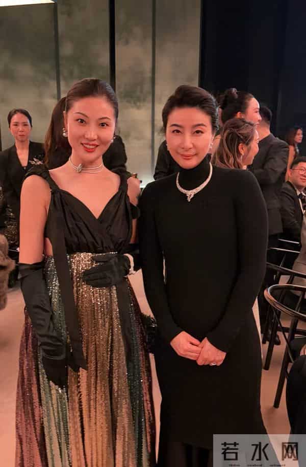 郭晶晶一袭黑衣包裹严实参加晚宴，与谁合影都美得突出！