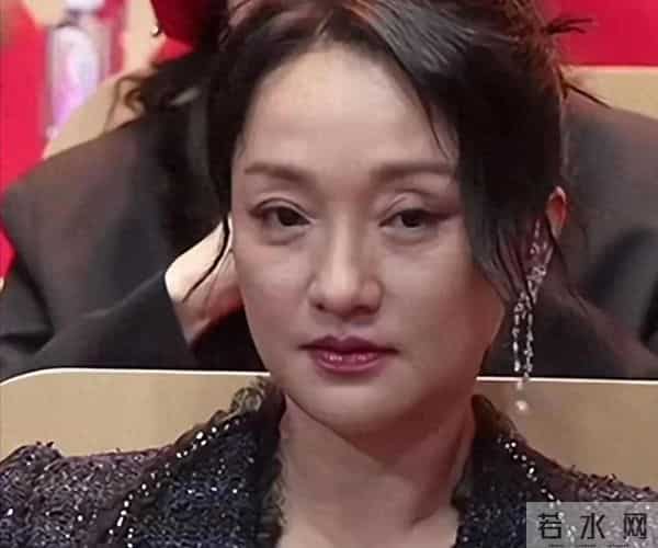 50岁周迅近况曝光，头发花白，瘪嘴模样一脸老态差点认不出