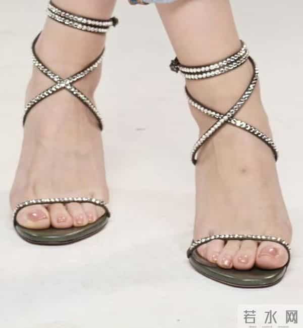 娜扎短发衬衫牛仔裤高跟鞋