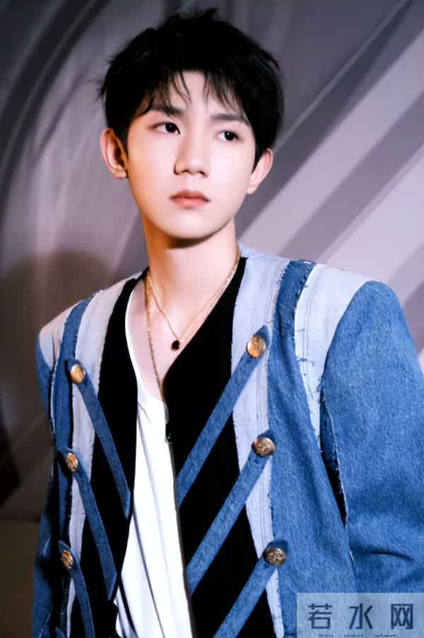 一场生日，戳穿25岁王源江湖地位，易烊千玺确实一个字都没说错