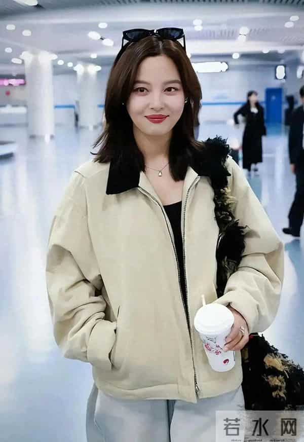 辛芷蕾机场私服！米色短外套黑色打底衫牛仔裤，休闲随性又时髦！