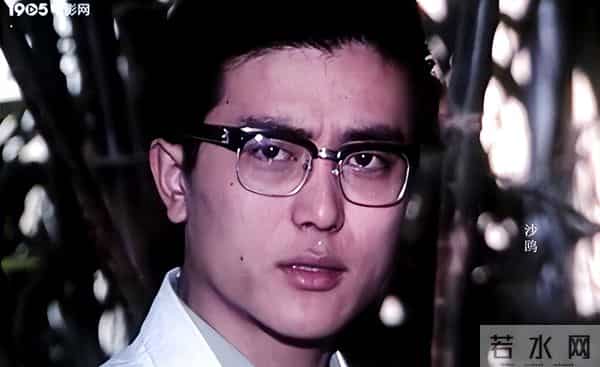 他曾是北影厂第一美男，退居幕后20年担任制片人，如今老的不敢认