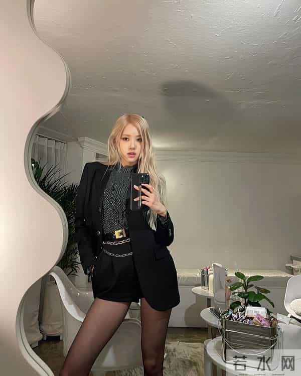 朴彩英大腿很粗的腿型叫酒杯腿,配上黑丝袜高跟鞋很诱惑