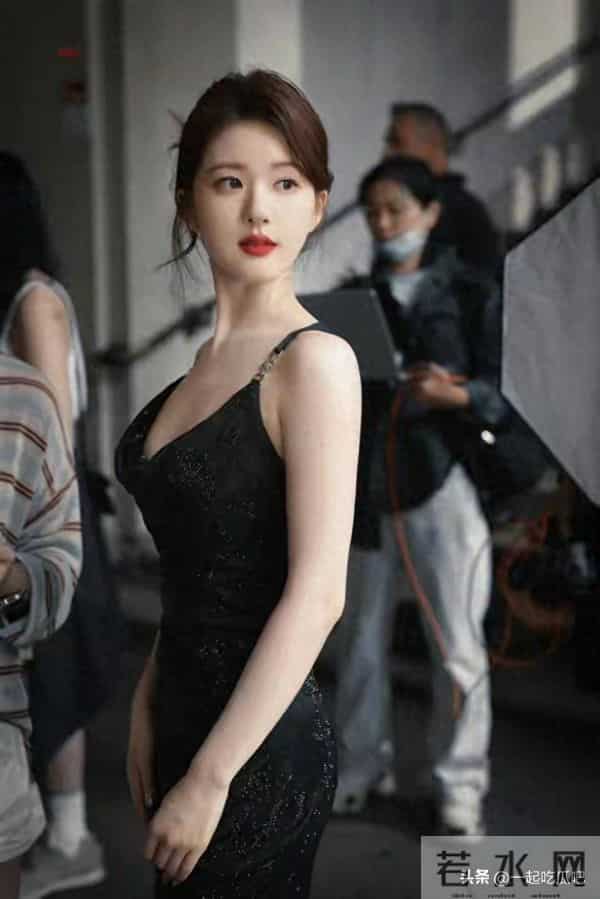 27岁赵露思太丰满，黑色紧身裙都兜不住好身材，难怪直男都喜欢她