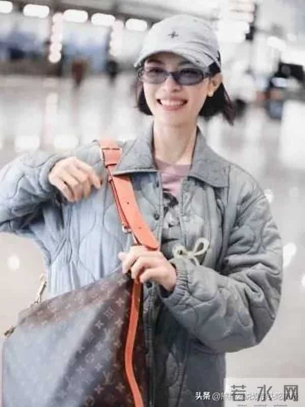 钟楚曦机场私服真会穿！菱格棉服+阔腿裤+棒球帽，减龄又时髦！