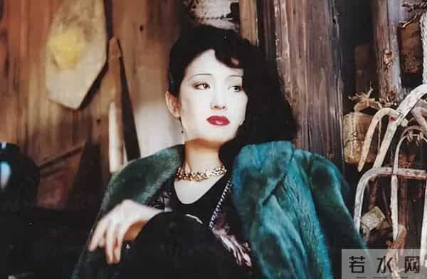 59岁巩俐在北京公园,长了皱纹头发凌乱,喝老酸奶吃糖葫芦接地气