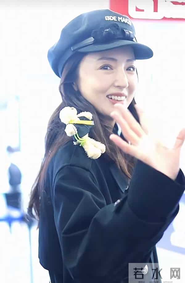 董璇过完46岁生日，现身机场，一身黑色穿搭低调，戴着帽子很可爱