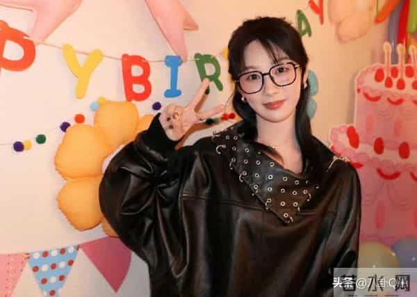 33岁杨紫生日晒全家福,爸妈气质出众亮眼,一家三口太幸福