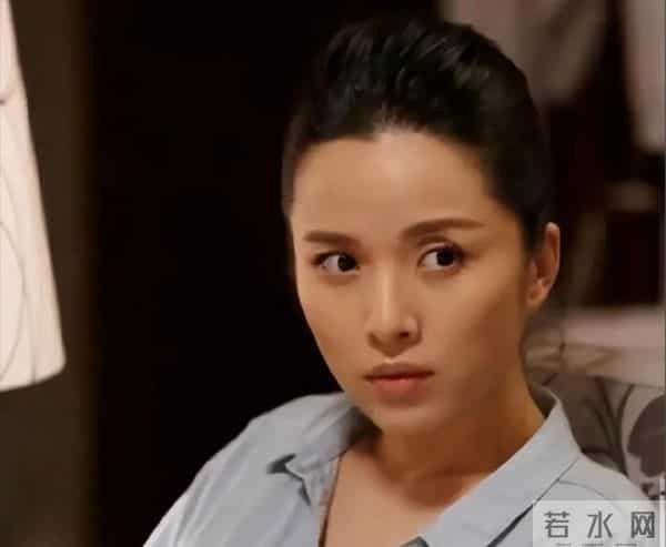 她26岁成双料影后,二婚嫁靳东高龄生下两子,今48岁美得自信从容