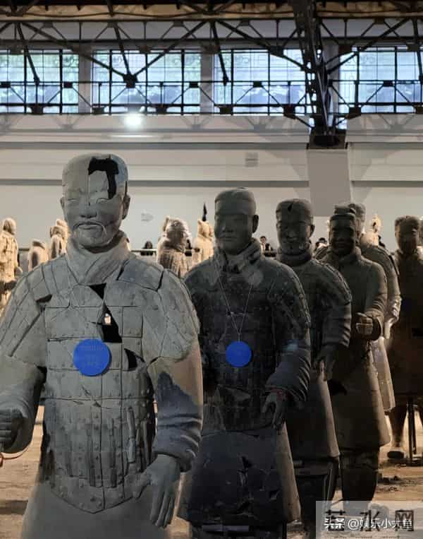 江疏影分享西安旅行碎片，去看兵马俑穿风衣外套戴着眼镜气质绝佳