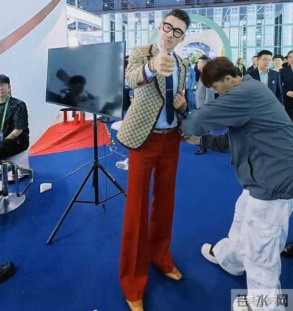 胡兵在上海线下被偶遇,他的身材好高挑,而且修长,真不愧是男模