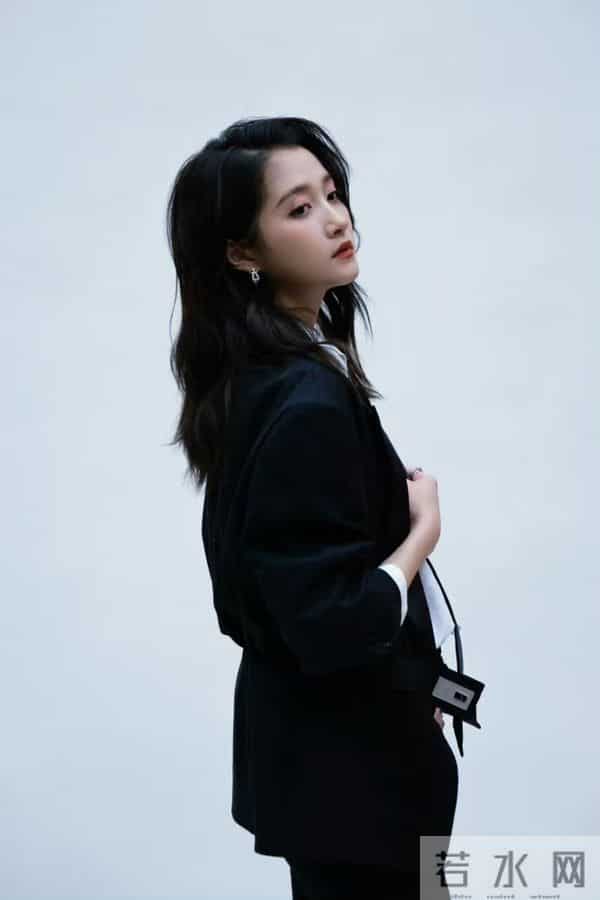 关晓彤时装秀来了