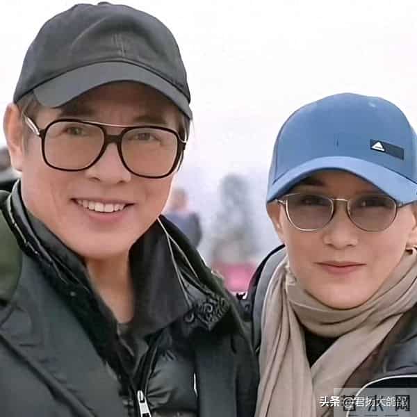 看李连杰与黄秋燕利智的合影，爱不爱太明显