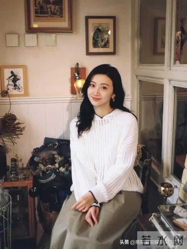 景甜换风格后气质大变！穿连帽镂空衫+半身裙，温柔又高级！