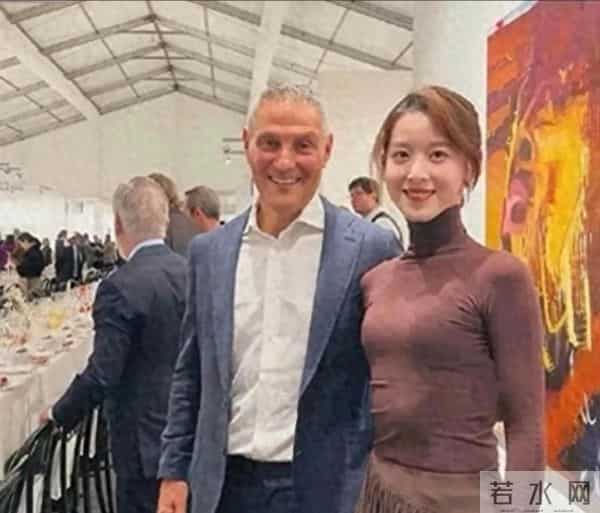 章泽天在英国和一帮富商共进晚餐,紧身衣,身材好