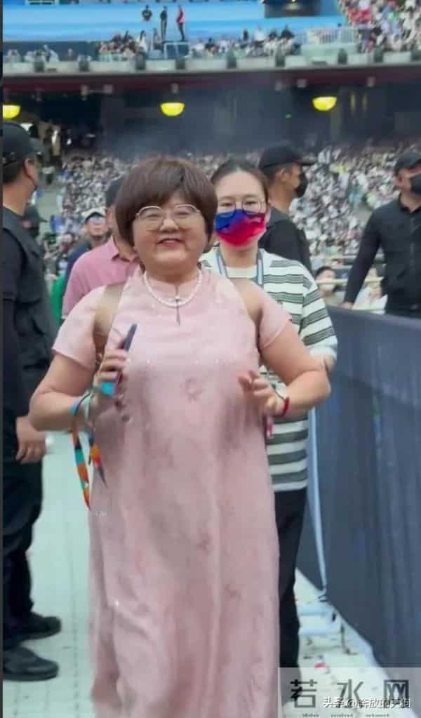 张杰爸妈现身儿子演唱会，张妈穿粉裙优雅迷人，母子俩如复制粘贴