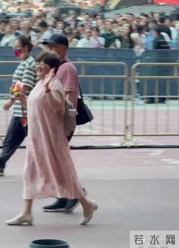 张杰爸妈现身儿子演唱会，张妈穿粉裙优雅迷人，母子俩如复制粘贴
