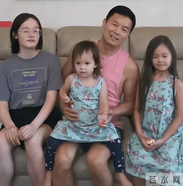 68岁曲协副主席:师从李金斗,二婚娶小30岁洋妻,生俩混血女儿