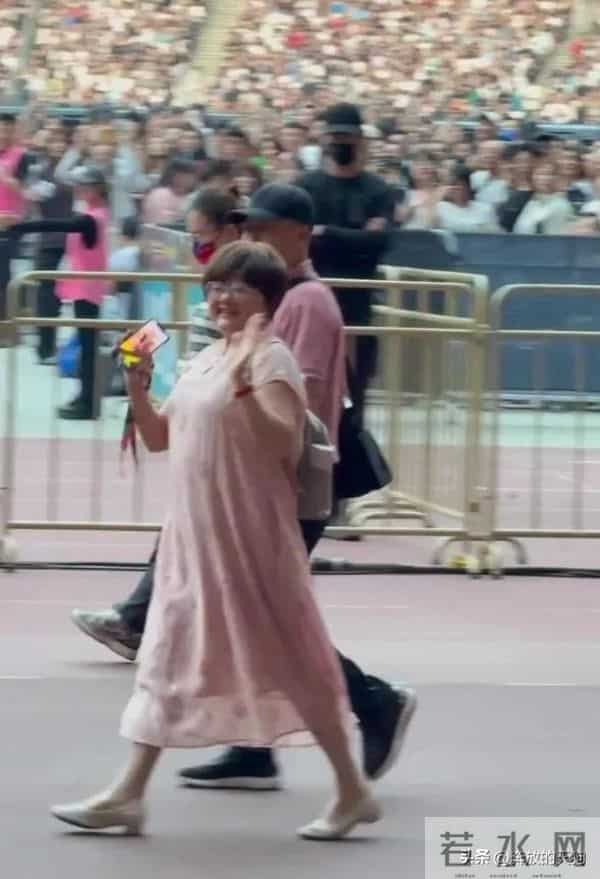张杰爸妈现身儿子演唱会，张妈穿粉裙优雅迷人，母子俩如复制粘贴