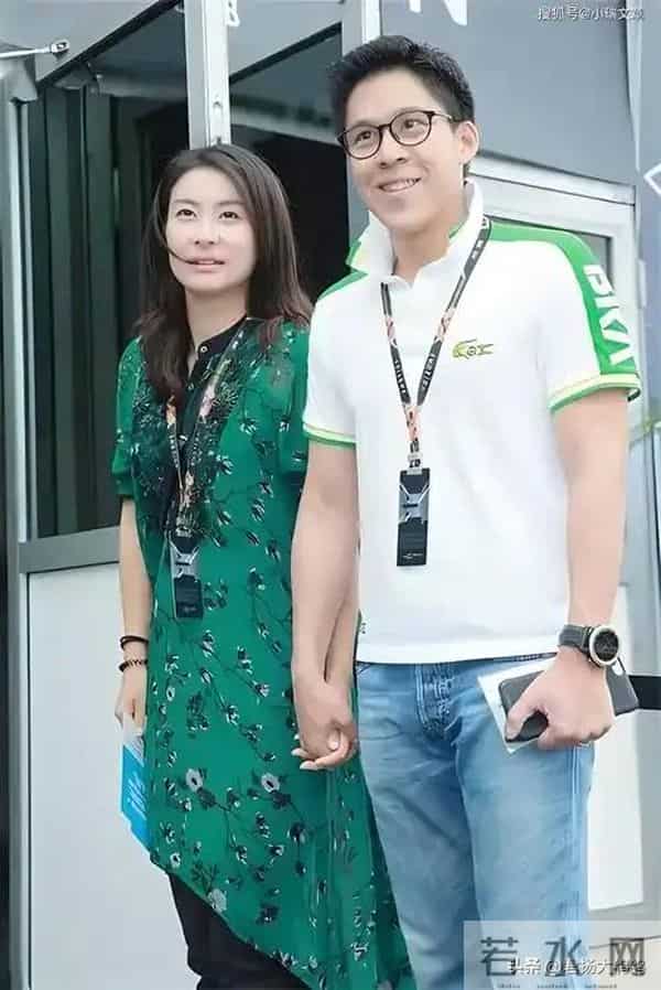 这一夜,露肩装的那英,深V领的朱珠,都输给了全裹出镜的郭晶晶