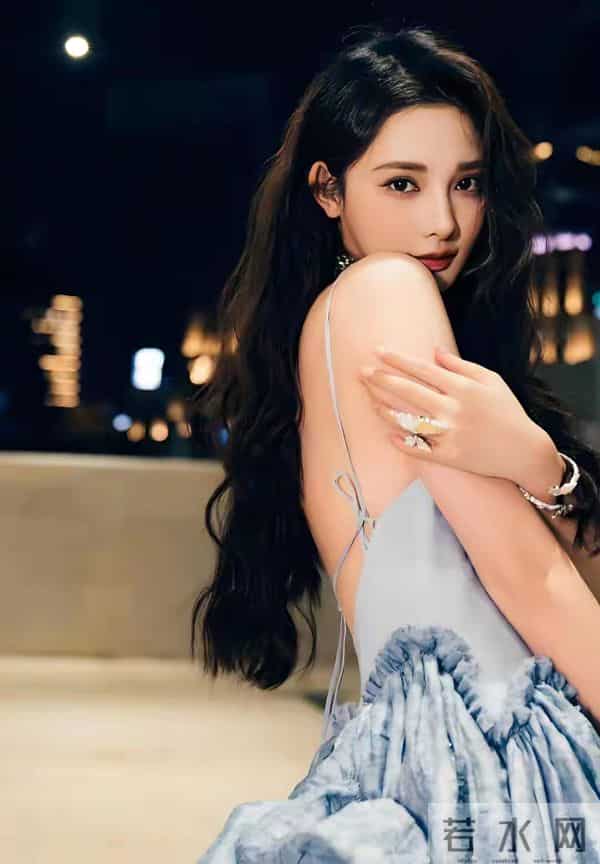 彭小苒这身材好哇塞啊，前凸后翘看得人脸红心跳