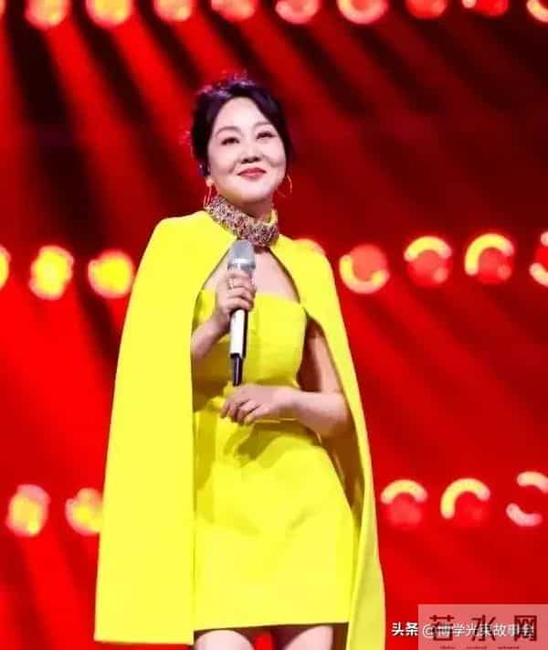 闫妮辽宁街头被偶遇 ，生图显面部浮肿状态真实