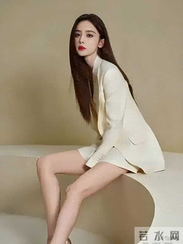 古力娜扎大方展露自己美腿美脚丫,她好像没脚脖子