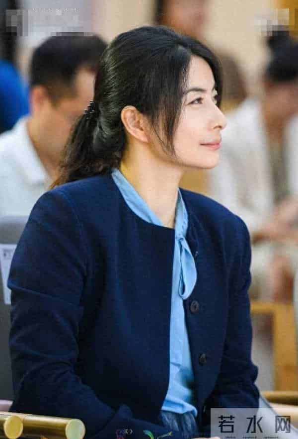 看了郭晶晶的穿搭，我悟了：西装不配牛仔裤、短靴，才更高级洋气