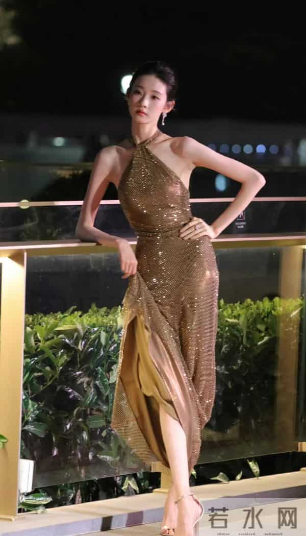 当她不再跳白天鹅。张艺凡的性感初舞台是一道划破夜空的黑色闪电