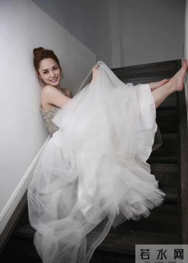 最绝的是那若隐若现的纤细脚踝——恰到好处的纯欲,姐真的太会了