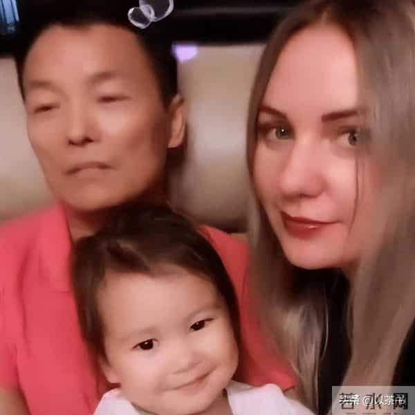 68岁曲协副主席:师从李金斗,二婚娶小30岁洋妻,生俩混血女儿