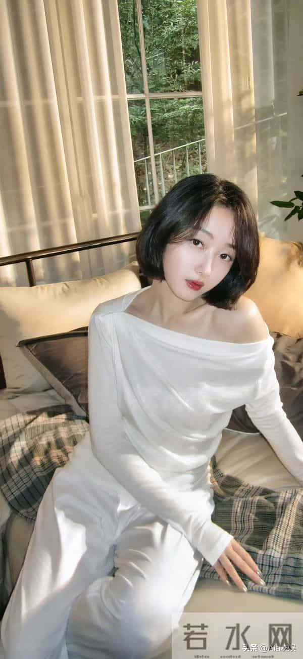 蒋梦婕玉腿香肩写真似少女