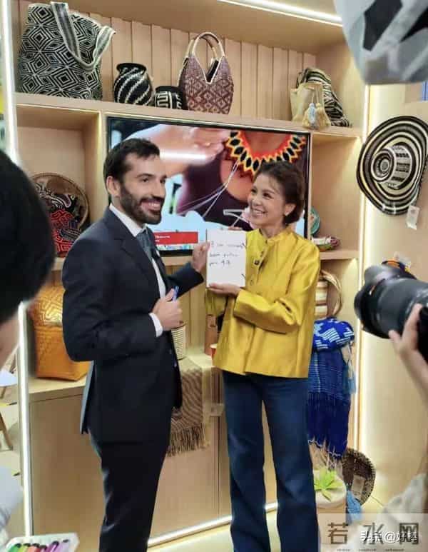 52岁朱迅现身上海进博会，穿黄色新中式上衣，尽显知性温婉与大气