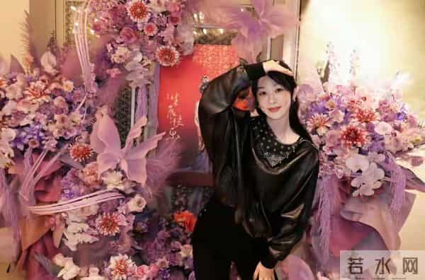 杨紫33岁生日晒全家福,杨爸杨妈气质出众好年轻,一家三口好幸福