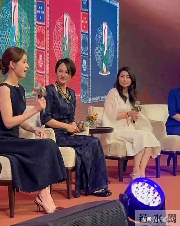 郭晶晶卡地亚活动 黑色礼服包裹严实 简单珠宝装饰贵气逼人 细纹优雅