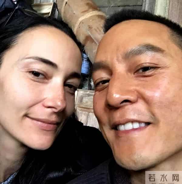 吴彦祖晒47岁老婆素颜合照，惊呆网友！男方曾称近10年没夫妻生活