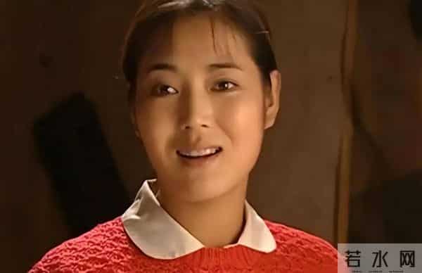 59岁巩俐在北京公园,长了皱纹头发凌乱,喝老酸奶吃糖葫芦接地气