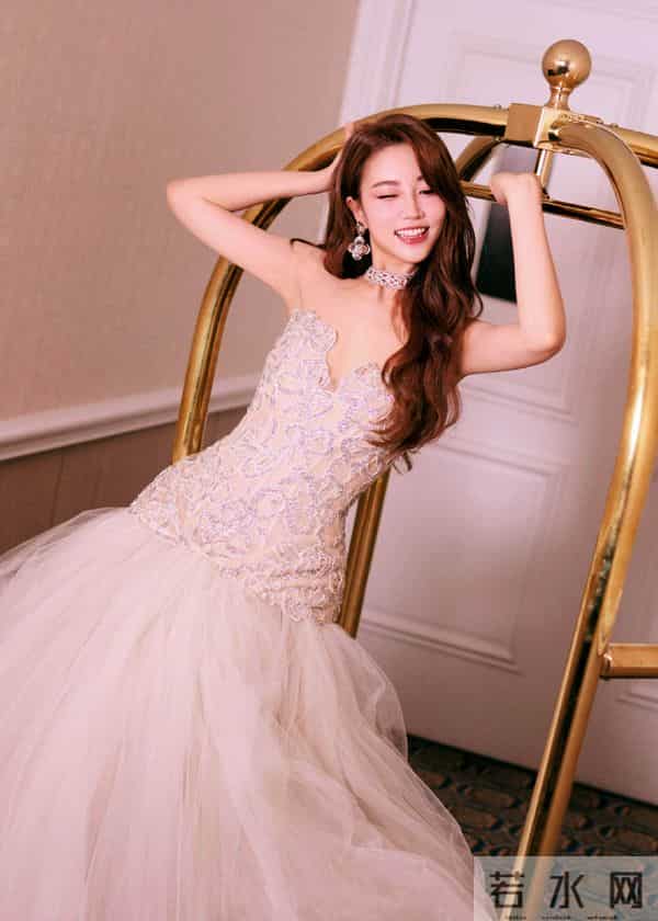 主持人,张纯烨,在酒店行李车上