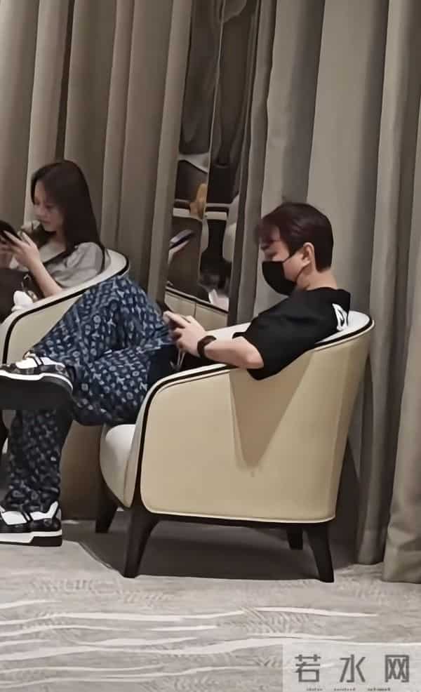 王思聪与女伴现身新加坡酒店!翘二郎腿好霸气,两人各玩各的手机
