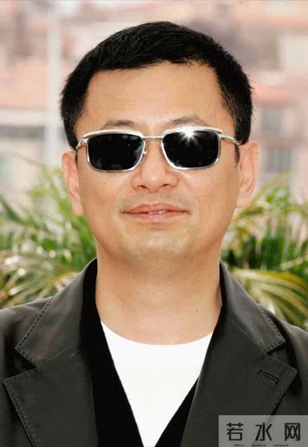 王家卫一个做法让古二翻脸，3年兼任4个职位，3000薪水干30万的活