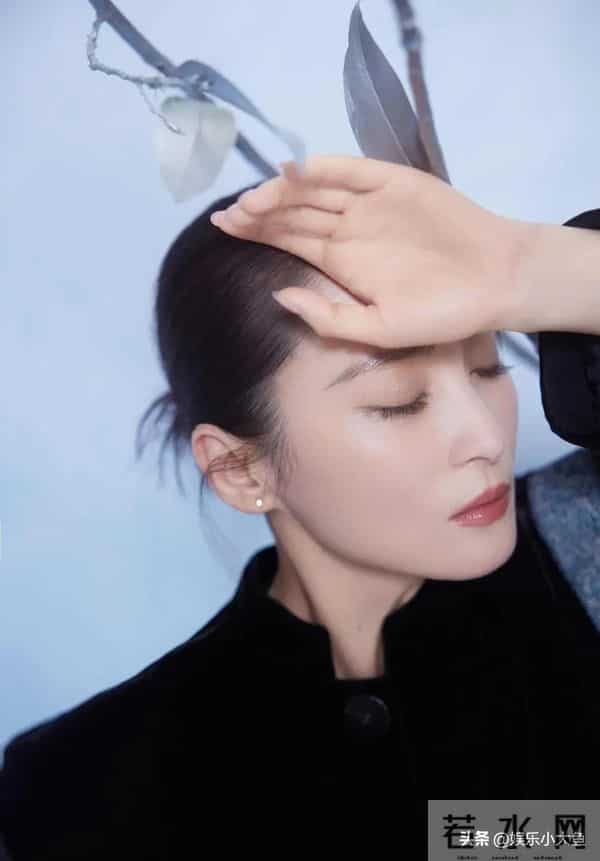 蒋勤勤出席十堰竹山活动,穿黑色印花中式套装发髻低挽,大气漂亮