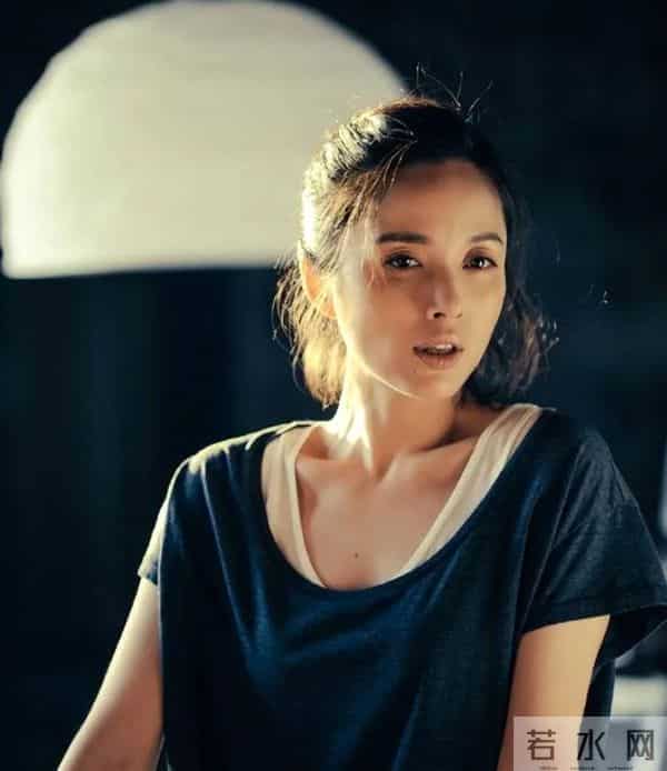 她26岁成双料影后,二婚嫁靳东高龄生下两子,今48岁美得自信从容