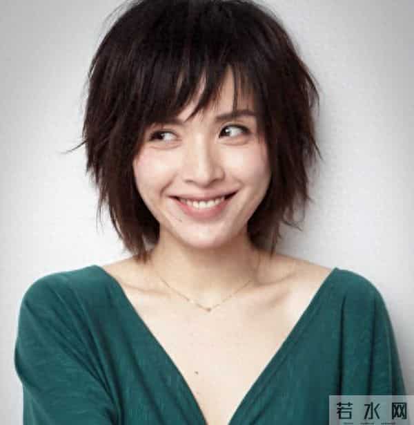 她26岁成双料影后,二婚嫁靳东高龄生下两子,今48岁美得自信从容