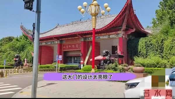 刘晓庆北京豪宅火了!红墙像城堡,却在院里种地遛狗,这生活太绝